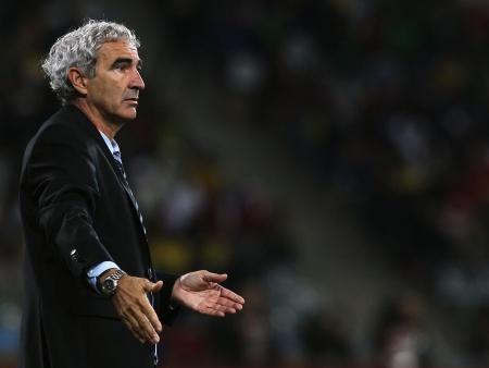 Raymond Domenech, técnico frances, enfrenta muita pressão em seu país