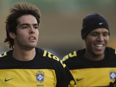 Dunga espera que Kaká e Luís Fabiano se encontram na partida com a Costa do Marfim. Se não acontecer, Nilmar e Robinho jogando de meia são as apostas