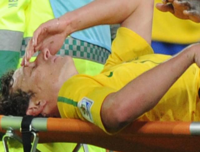 Elano se machuca, durante disputa de bola com jogador da Costa do Marfim, e sai do jogo, dando lugar a Daniel Alvez