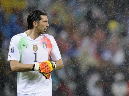 Goleiro Buffon passou por cirurgia bem sucedida nas costas