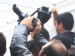 Jornalistas se acotovelaram em um corredor estreito para tirar fotos de Larissa Riquelme