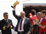 Elogiado pelos jogadores e dirigentes e amado pelos espanhóis, Vicente Del Bosque ainda não sentou para conversar sobre sua permanência à frente da seleção campeã do mundo. Mas, com tanto carinho, dificilmente o treinador vai deixar o comando da equipe
