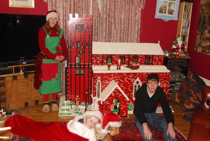 <p>Todo ano a brincadeira fica maior. Segundo Catherine, toda essa mania por Lego começou em uma festa de natal há 18 anos, quando amigos do casal trouxeram Lego para as crianças brincarem. Só que quem gostou mesmo da ideia foram os pais</p>