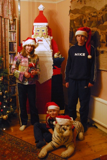 <p>Em uma de suas crianções mais grandiosas, os irmãos Tom (de 18 anos), Holly (15 anos) e Christopher (de 13 anos) posam em frente a um Papai Noel com mais de 1,70m de altura, em 2007</p>