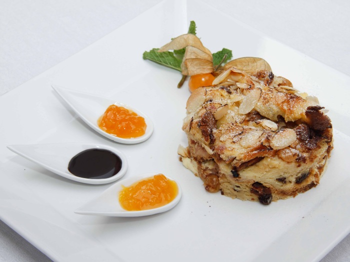 <p>O Natal est&aacute; chegando e os panetones j&aacute; est&atilde;o tomando conta das prateleiras dos supermercados. Se voc&ecirc; &eacute; f&atilde; do doce natalino, vai adorar as receitas que a chef Kyka Toledo criou para a Arcor com exclusividade. O primeiro prato que voc&ecirc; vai aprender &eacute; o delicioso pudim de p&atilde;o com panetone</p>