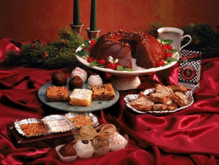 <p>Parte importante do pacote de del&iacute;cias natalinas, os doces devem ser  consumidos com cautela. A ingest&atilde;o de a&ccedil;&uacute;car em excesso sobrecarrega o  p&acirc;ncreas, e essa energia vira gordura, podendo causar doen&ccedil;as  cardiovasculares e diabetes. Aconselha-se substituir pudins e bolos por  sorvetes e doces de frutas</p>