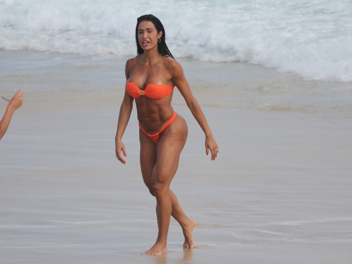 Fabio Martins e Gabriel Rangel/AgNews <p>Foi entre amigas que Gracyanne Barbosa aproveitou o sábado (23). Mas dona de um corpão sarado sem igual, foi só a mulher de Belo que chamou a atenção na Praia da Barra</p>