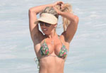Com corpo supermusculoso, Andréa de Andrade posa com fãs e mima filho na praia Com corpo supermusculoso, Andréa de Andrade posa com fãs e mima filho na praia