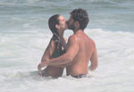 Em clima de romance, Duda Nagle beija muito no mar Em clima de romance, Duda Nagle beija muito no mar