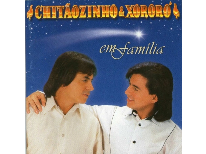 <p><strong>Chit&atilde;ozinho &amp; Xoror&oacute;</strong></p>
<p><strong><br />
</strong><a href="http://www.vagalume.com.br/chitaozinho-e-xororo/discografia/chitaozinho-xororo-em-familia.html">Natal em Fam&iacute;lia</a><br />
Ano: 1997<br />
Destaques: Noite Feliz (Silent Night), O Homem de Nazareth e Presente de Natal <br />
Ideal para: Os f&atilde;s de sertanejo lembrarem que o Natal vai al&eacute;m dos filhos de Francisco</p>