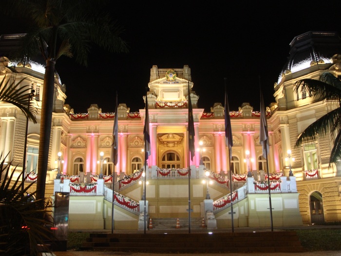 <p>Com a chegada do m&ecirc;s de dezembro, o Rio de Janeiro se ilumina para celebrar uma das datas mais esperadas do ano. Em diversos pontos da cidade, ruas, casas, pr&eacute;dios, restaurantes e hot&eacute;is se enfeitam para celebrar o Natal. O Pal&aacute;cio Guanabara, nas Laranjeiras, na zona sul, chama a aten&ccedil;&atilde;o de quem passa pela rua Pinheiro Machado</p>