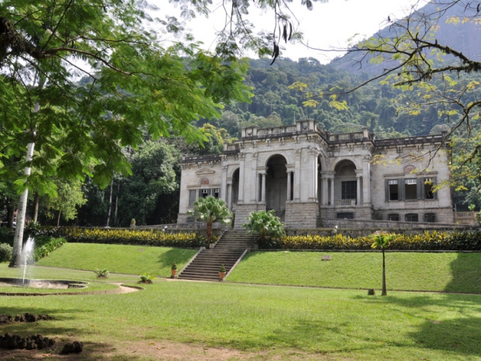 Alexandre Macieira/Riotur <p>Encostado no morro do Corcovado e vizinho do Jardim Botânico, o Parque Lage, na zona sul do Rio, virou mania entre os cariocas que dispensam o sol forte das praias em troca da paisagem verde cercada de sombra. Lá, os visitantes aproveitam para fazer piqueniques e tomar café da manhã “aos pés” do Cristo Redentor</p>