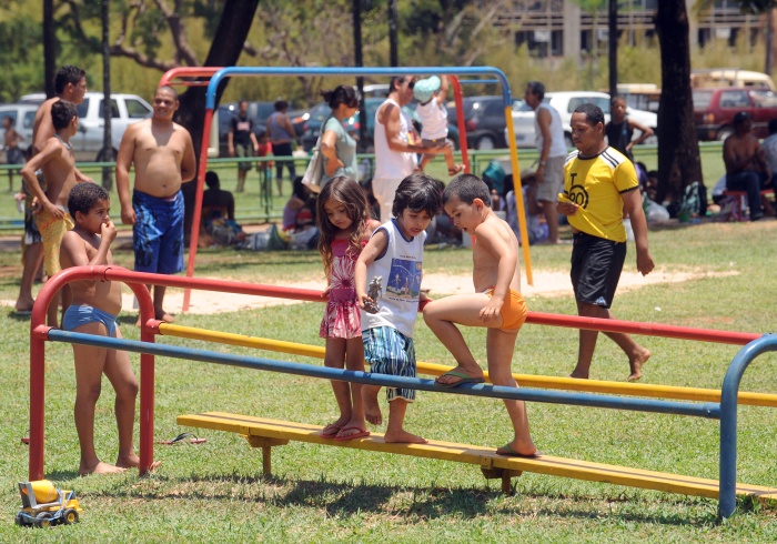 Agência Brasil <p>O Parque da Cidade Sarah Kubitschek é uma das principais áreas de lazer de Brasília. O lugar é ótima opção para levar as crianças, já que possui vários parques infantis. Há espaço suficiente para corridas e brincadeiras.<br />
<br />
Localização: Asa Sul de Brasília (entradas pelo eixo Monumental, setor de Indústria e Quadras 901,906 e 910 Sul). Visitação: Diariamente, das 5h às 24h.<br />
Telefone: (61) 3325.1092</p>