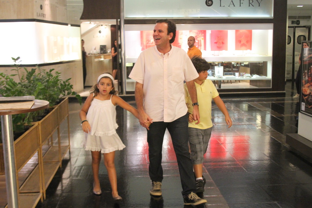 <p>Nem o prefeito carioca, Eduardo Paes, conseguiu antecipar as compras. O governante tamb&eacute;m foi flagrado sorridente no shopping em plena v&eacute;spera de Natal</p>