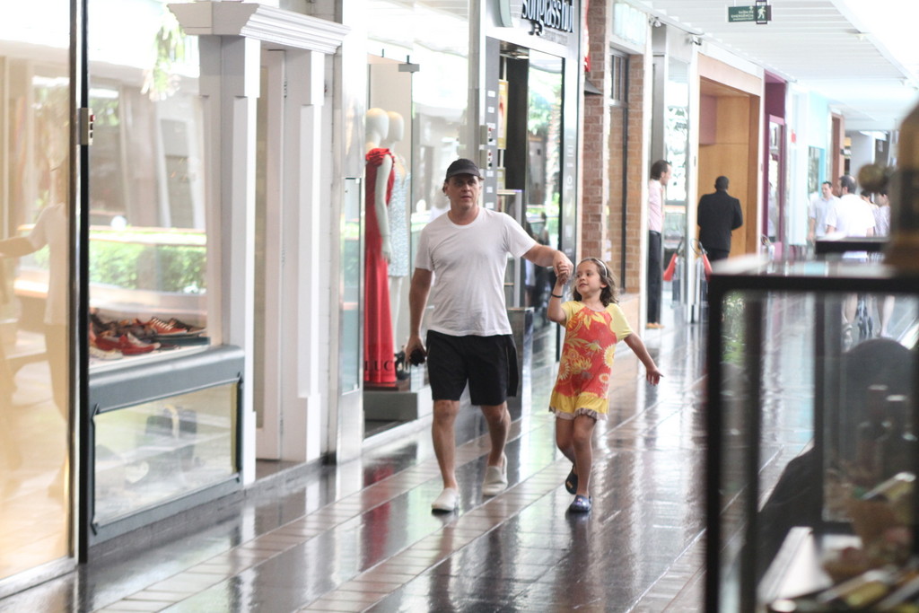 <p>Guilherme Fontes contou com a companhia do filho para o passeio pelo shopping nesta segunda-feira (24)</p>