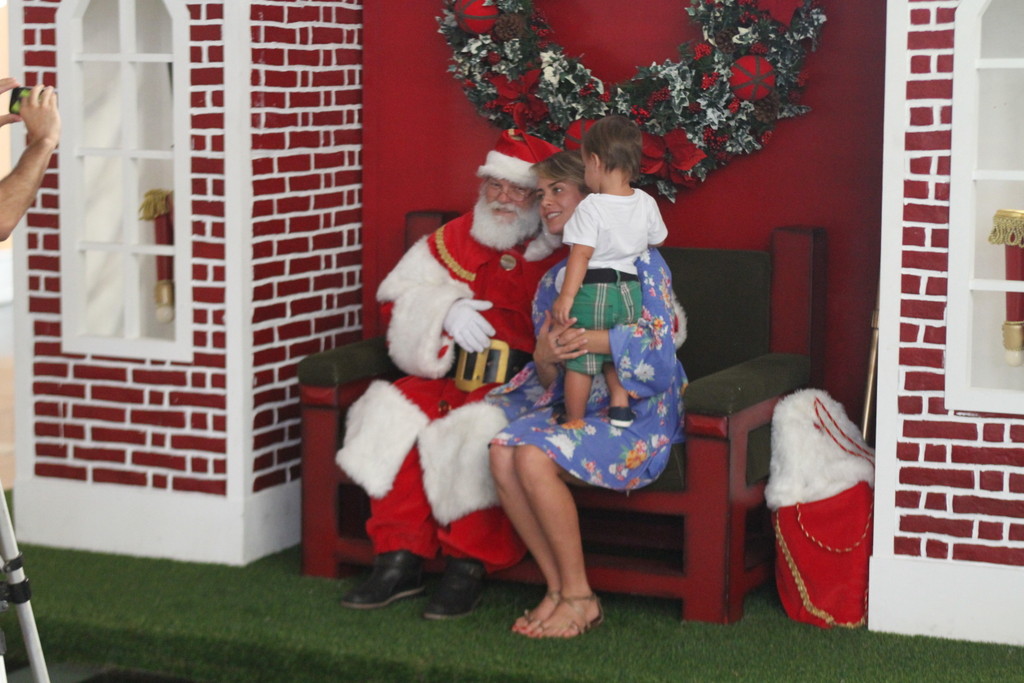 <p>A atriz Juliana Silveira tamb&eacute;m levou o filho para as compras no shopping. E, j&aacute; que estava l&aacute;, aproveitou para fotografar ao lado do Papai Noel</p>