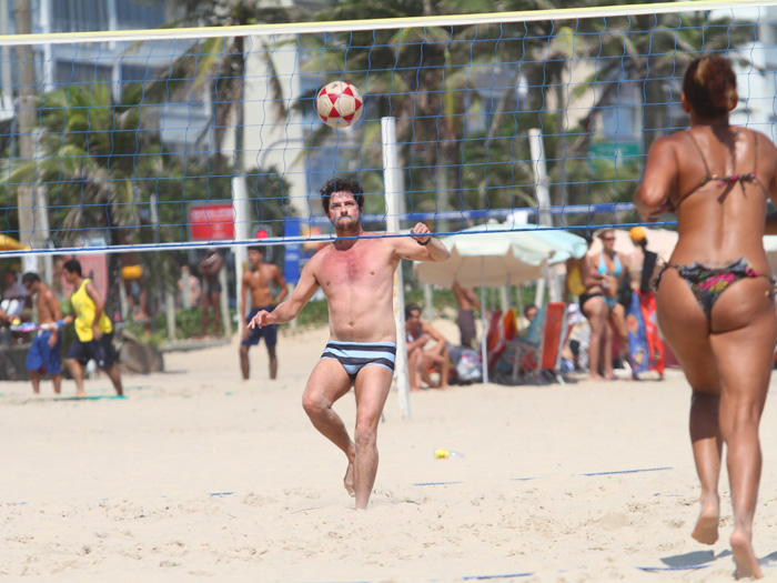 Wallace Barbosa/AgNews <p>Em dia de sol, nada melhor no Rio de Janeiro do que aproveitar a praia. O ator Marcelo Serrado foi um que não perdeu tempo e foi se divertir nas areias na véspera de Natal</p>