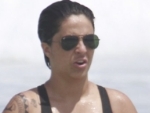 Fora de forma, Thammy Gretchen curte praia com amigos Fora de forma, Thammy Gretchen curte praia com amigos