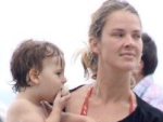 Fofo! Filho de Letícia Birkheuer devora biscoito ao sair da praia Fofo! Filho de Letícia Birkheuer devora biscoito ao sair da praia