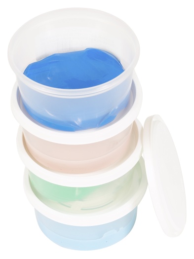 <p>Aplique um gel para proteger as regi&otilde;es que costumam ficar manchadas ap&oacute;s a colora&ccedil;&atilde;o, como o contorno do rosto, orelhas, nuca, pesco&ccedil;o e testa. Algumas marcas j&aacute; trazem no kit um produto espec&iacute;fico para isso. Se n&atilde;o vier, um gel para cabelos comum d&aacute; conta do recado</p>