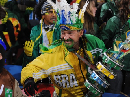 Brasileiros abusam dos pandeiros e batucadas e ficaram em segundo lugar no ranking das torcidas mais chatas da Copa