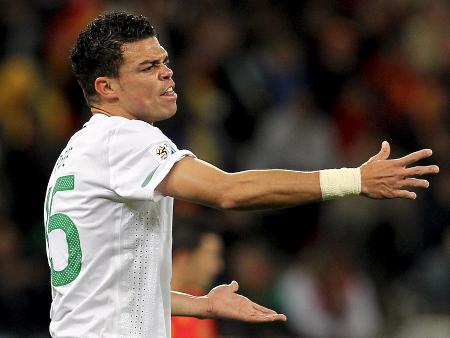 Pepe reclama do árbitro no jogo contra a Espanha: fim do sonho da Copa para o brasileiro