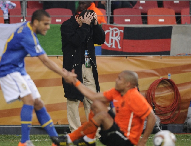 O técnico Dunga se desespera perto do fim da partida, quando o Brasil já tinha um a menos contra a Holanda