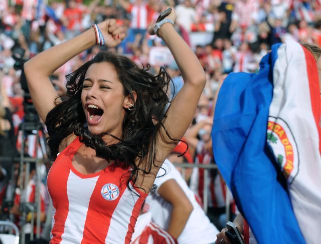 A modelo paraguaia Larissa Riquelme causou furor ao redor do mundo, ao prometer desfilar nua, somente pintada com as cores do seu país, caso a equipe sulamericana avançasse na competição. Atraiu as câmeras e holofotes para Assunção, capital do Paraguai, mas frustrou os torcedores com a eliminação de sua seleção. Dias depois, voltou atrás, e já fotografou para uma revista masculina. Sem celular em lugares estratégicos.