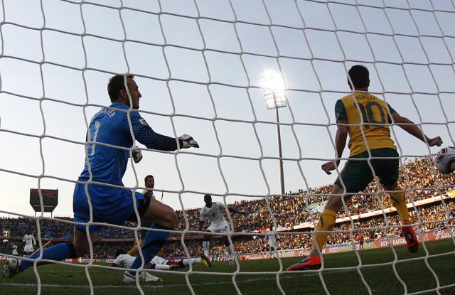 Gana não se intimidou com o gol australiano e foi para o ataque ainda no primeiro tempo. Após jogada africana pela direita, o atacante Kewell colocou a mão na bola para evitar o empate ganês...