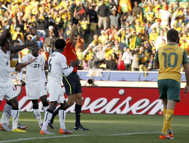 ... e mão na bola em cima da linha é lance para cartão vermelho. O juiz parou o jogo e expulsou Kewell. Asamoah foi para a cobrança...