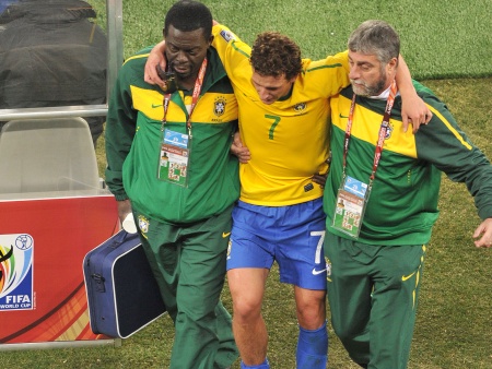 Elano é conduzido para o vestiário após sofrer uma pancada na canela durante a partida da seleção brasileira contra Costa do Marfim, pela segunda rodada do Grupo G