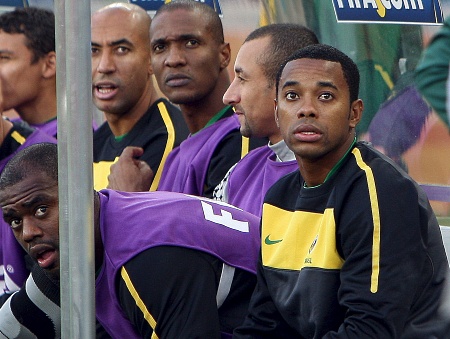 Robinho (direita) assistiu ao jogo do Brasil cobntra Portugal do banco de reservas