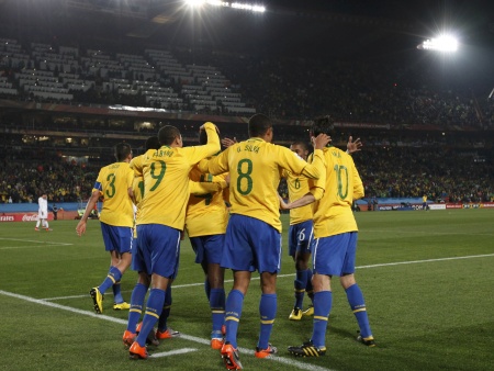 Brasileiros vibram depois do primeiro gol, marcado pelo zagueiro  Juan