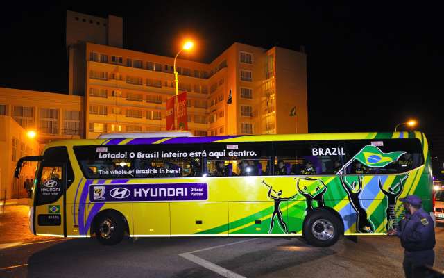 Ônibus da seleção brasileira chega à cidade de Port Elizabeth