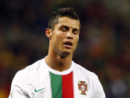 Cristiano Ronaldo paga R$ 27 milhões a mulher <br/>por silêncio sobre barriga de aluguel, diz jornal