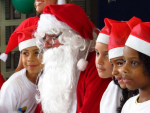 Um Papai Noel dos Correios entregou presentes às crianças do Complexo do Alemão que escreveram cartinhas