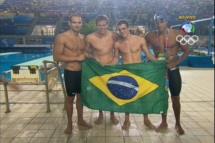 http://im.r7.com/outros/files/2C95/948F/330E/A387/0133/0F98/5308/667D/Frame%20revezamento%20-%20700.jpg