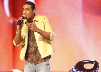 Na noite das canções populares, Romero canta Aguenta Coração, música de Ed Wilson, Paulo Sérgio Valle e Prêntice, sucesso na voz de José Augusto e Fogo e Paixão, do cantor mineiro Wando