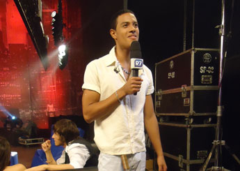 Nesta terça (24), Romero Ribeiro cantou Deixa a Vida Me Levar, composição de Serginho Meriti, sucesso de 2002 na voz de Zeca Pagodinho