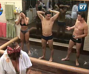 http://im.r7.com/record/files/2C92/94A4/2B50/5221/012B/64D2/FFA4/03ED/banho-noite.jpg