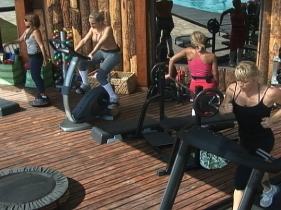 Quando o assunto é manter a boa forma, as peoas da quarta temporada da Fazenda não brincam. Olha o empenho das meninas!