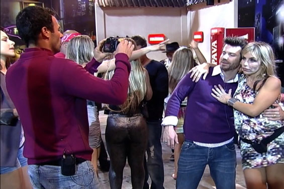 François tira foto de Anna e Marlon com a máquina que ganharam