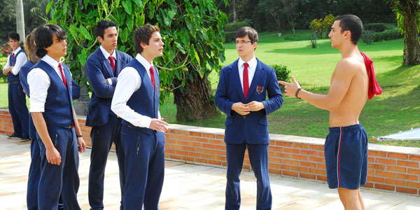 Binho intimida meninos que querem bater em Téo