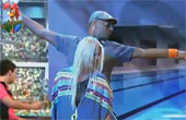 Monique faz dança sensual para Dinei