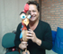 O primeiro convidado a tirar uma foto com o galinho foi o cantor Leonardo, que participou de uma roda de viola bem especial com os confinados