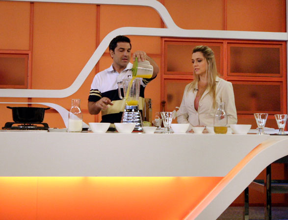 Para começar a semana em forma, os apresentadores do Hoje em Dia receberam no palco do programa a nutricionista Lizandri Rangan, que ensinou diversos sucos que ajudam no emagracimento e melhoram a digestão