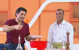 Edu Guedes e Paulo Zulu preparam uma galinhada