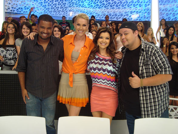 Thiago Carmona, Amanda Françoso e Rogério Morgado fazem questão de posar ao lado de Ana Hickmann