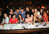 Elenco se reúne para assistir ao primeiro capítulo da segunda temporada