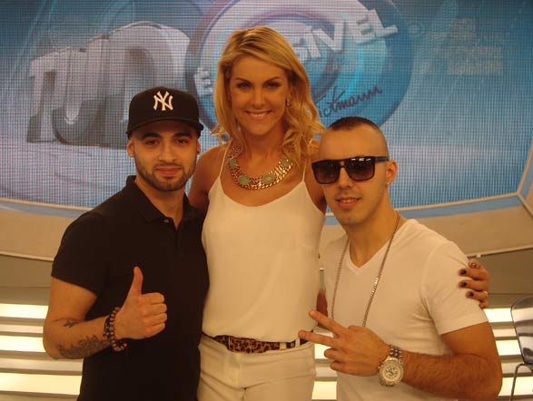 Ao lado de Ana Hickmann o cantor Lucenzo e DJ Aykal Erhan posam para foto